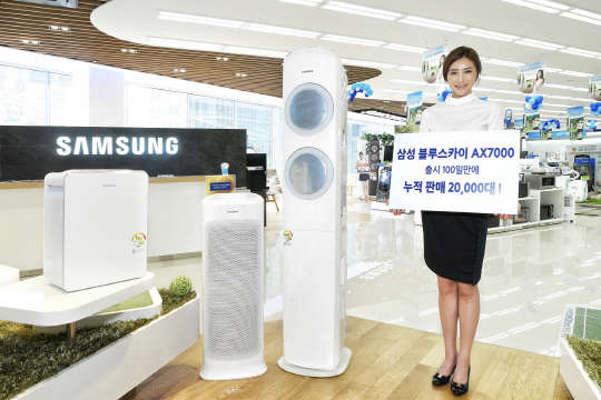 삼성전자 모델이 29일 동교동 삼성 디지털프라자 홍대점에서 출시 100일만에 누적 판매량 2만대를 돌파한 삼성 프리미엄 중형 공기청정기 (왼쪽부터)'블루스카이 AX7000'과 초대형 공기청정기 '블루스카이 AX9000'을 소개하고 있다. <삼성전자 제공>